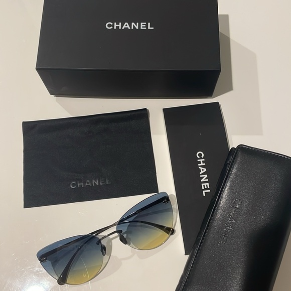 Chanel titanium Sunglasses with gradient lens, butterfly shape. - Picture 2 of 6
